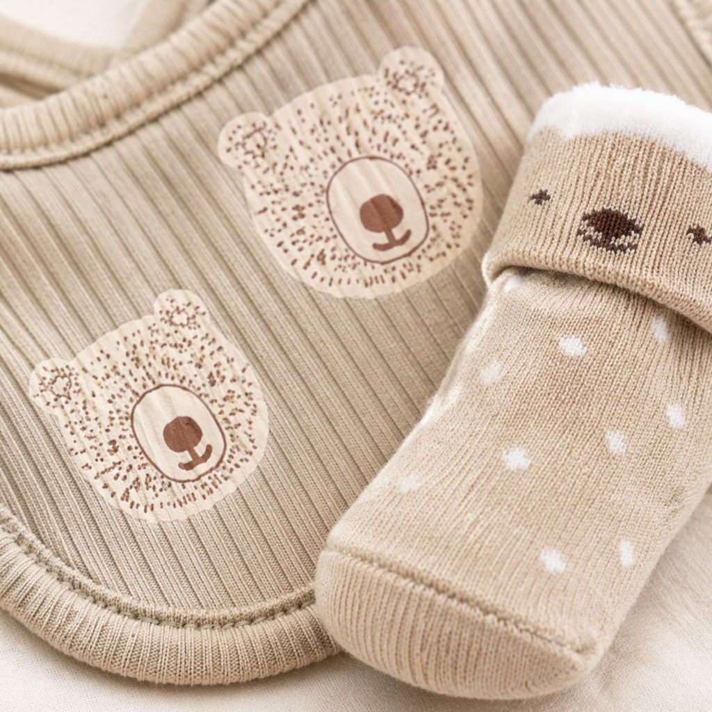 «Beige Teddy 🐻» -Lätzchen & Söckchen Geschenkset – 4-teilig