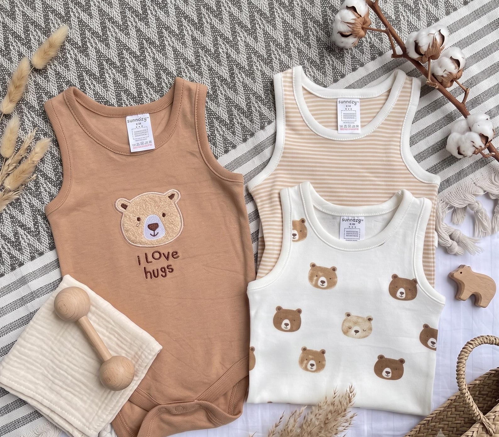 Body-Set «I Love Hugs» Ärmellos 3er-Pack – Bild 2 | sunnozy Babykleidung Schweiz