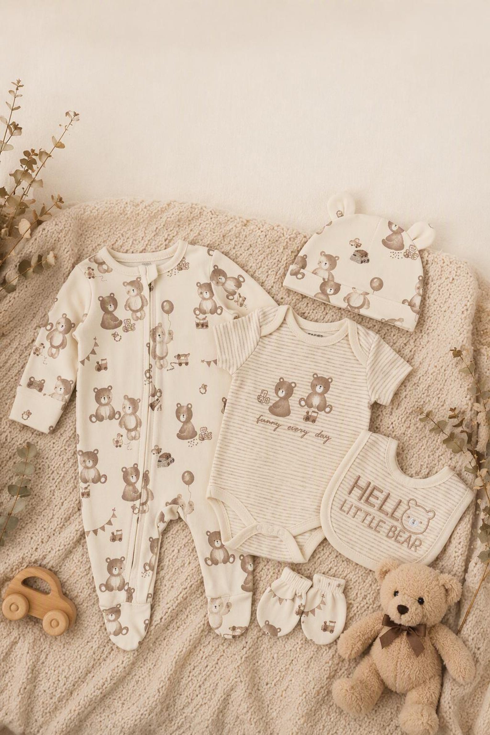 Erstausstattung-Set «Hello Little Bear» Creme 5-teilig – Bild 2 | sunnozy Babykleidung Schweiz