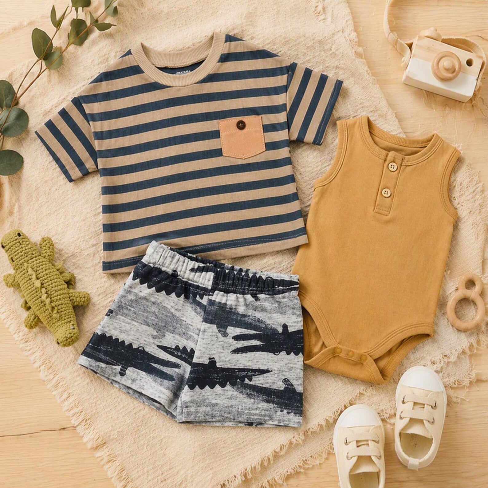 Sommer-Set «Krokodil» 3-teilig T-Shirt Body & Shorts – Bild 2 | sunnozy Babykleidung Schweiz