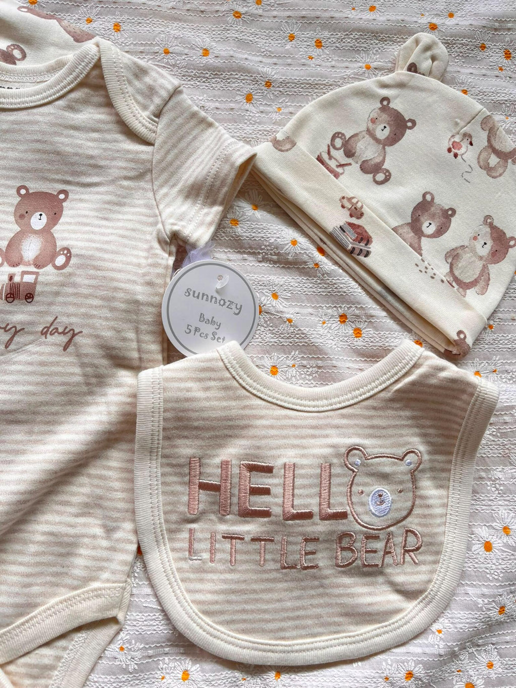 Erstausstattung-Set «Hello Little Bear» Creme 5-teilig – Bild 4 | sunnozy Babykleidung Schweiz