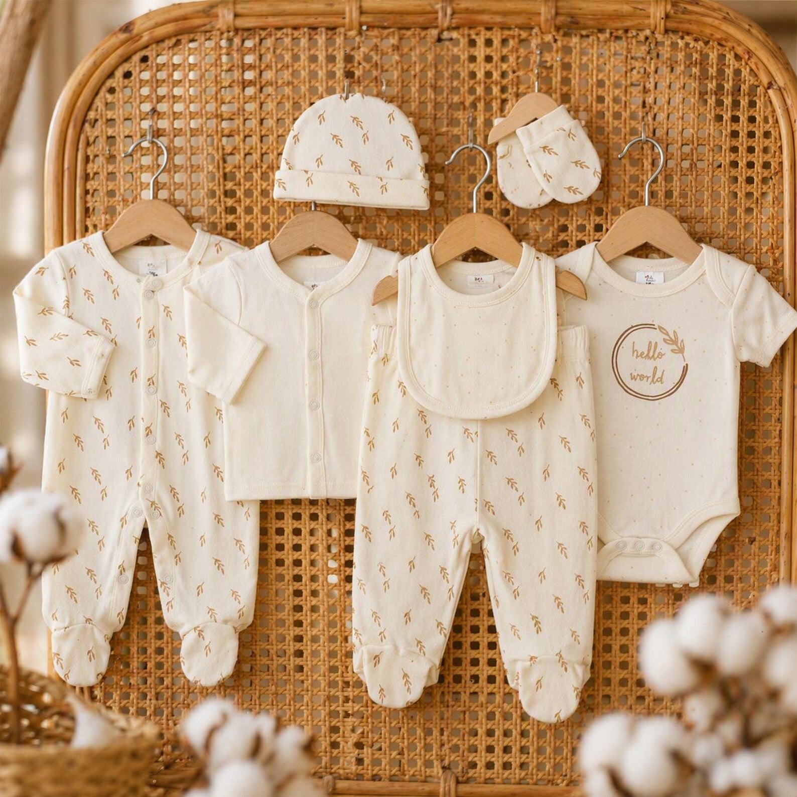 Erstausstattung-Set «Hello World» Creme mit Blätter-Print 8-teilig | sunnozy Babykleidung Schweiz