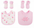 «Little Sister»-Lätzchen & Söckchen Geschenkset – 4-teilig